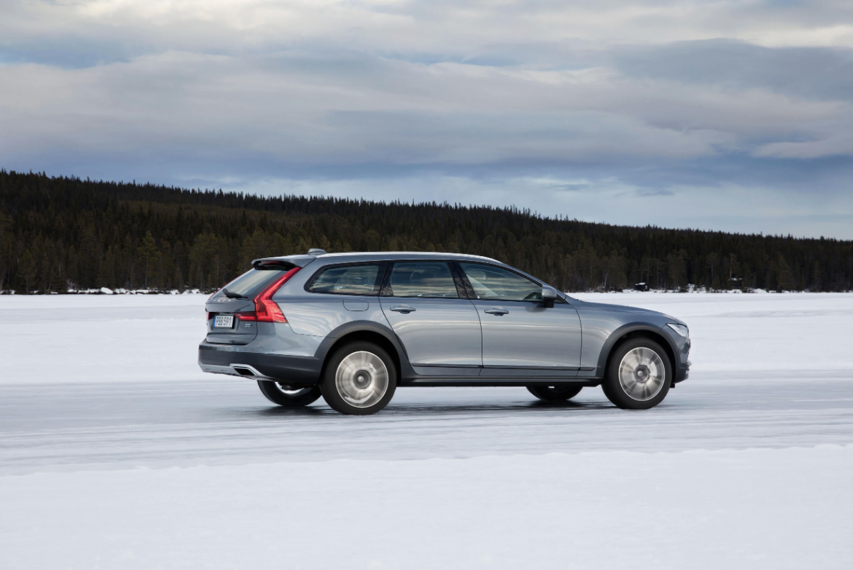 Volvo V90 Cross Country en route