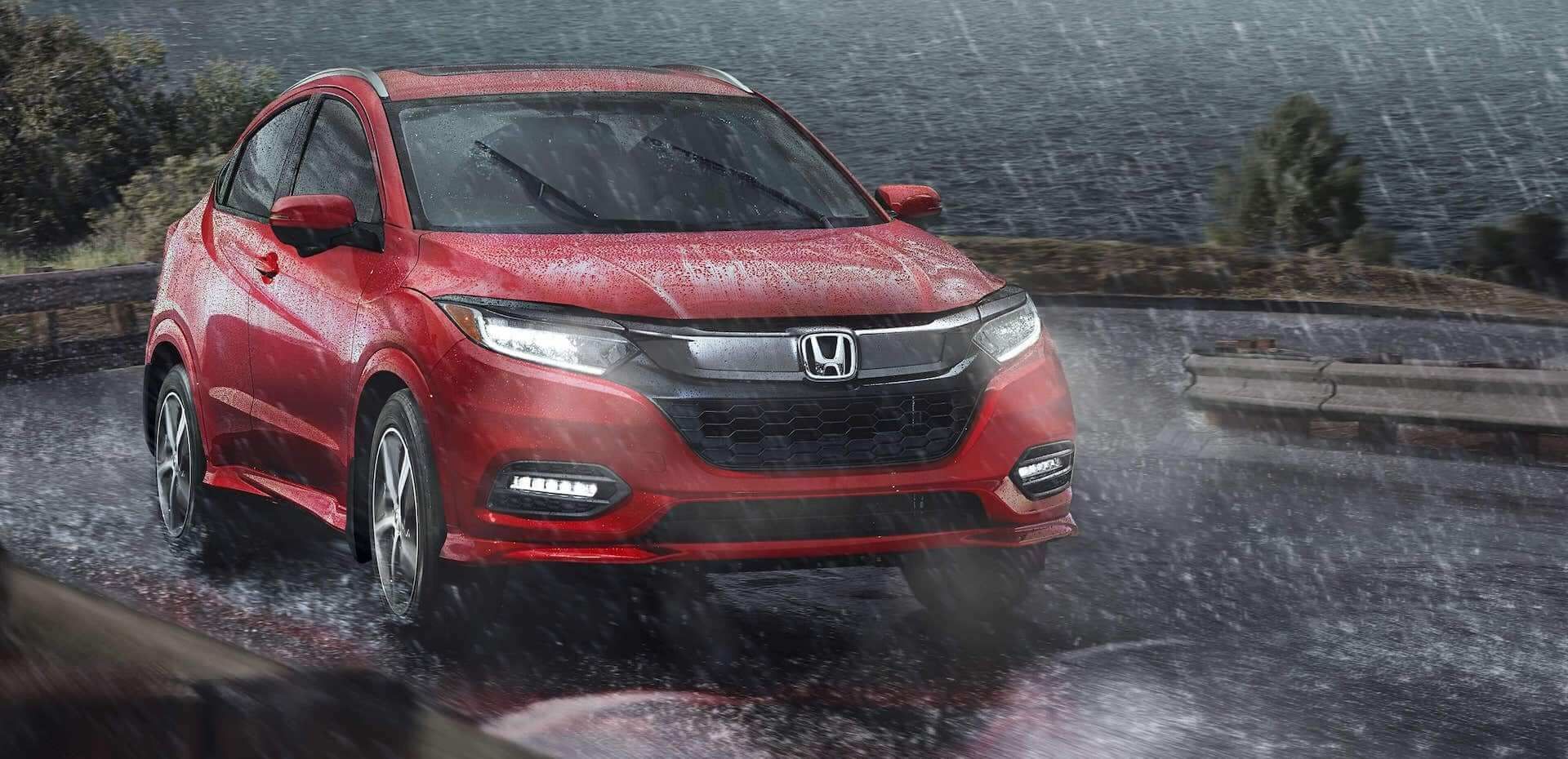 Les essuie-glaces à capteurs de pluie du Honda HR-V 2021 rouge sous l'averse