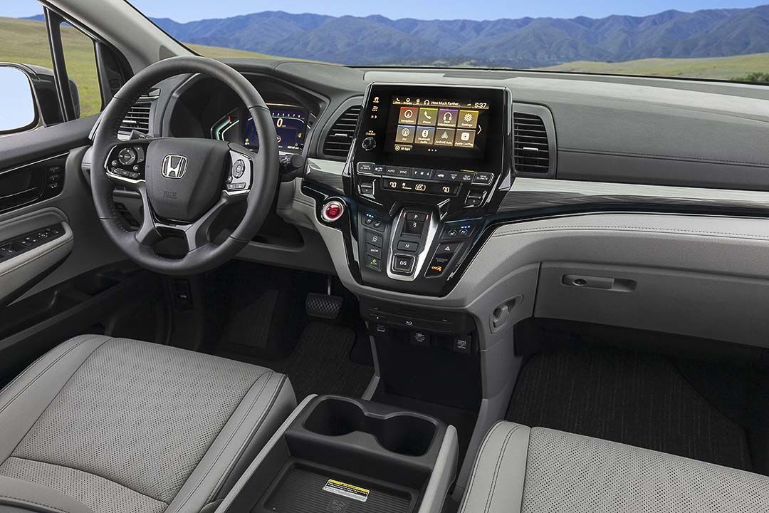 vue sur la console centrale et le volant à bard du Honda Odyssey 2022