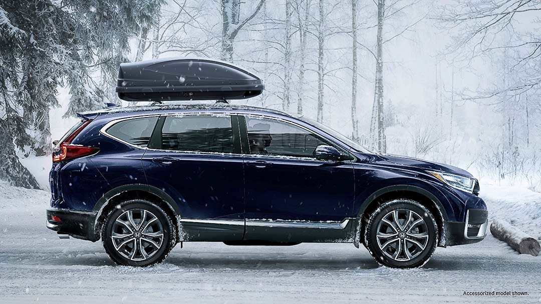 vue latérale du Honda CR-V 2021 stationné sur de la neige