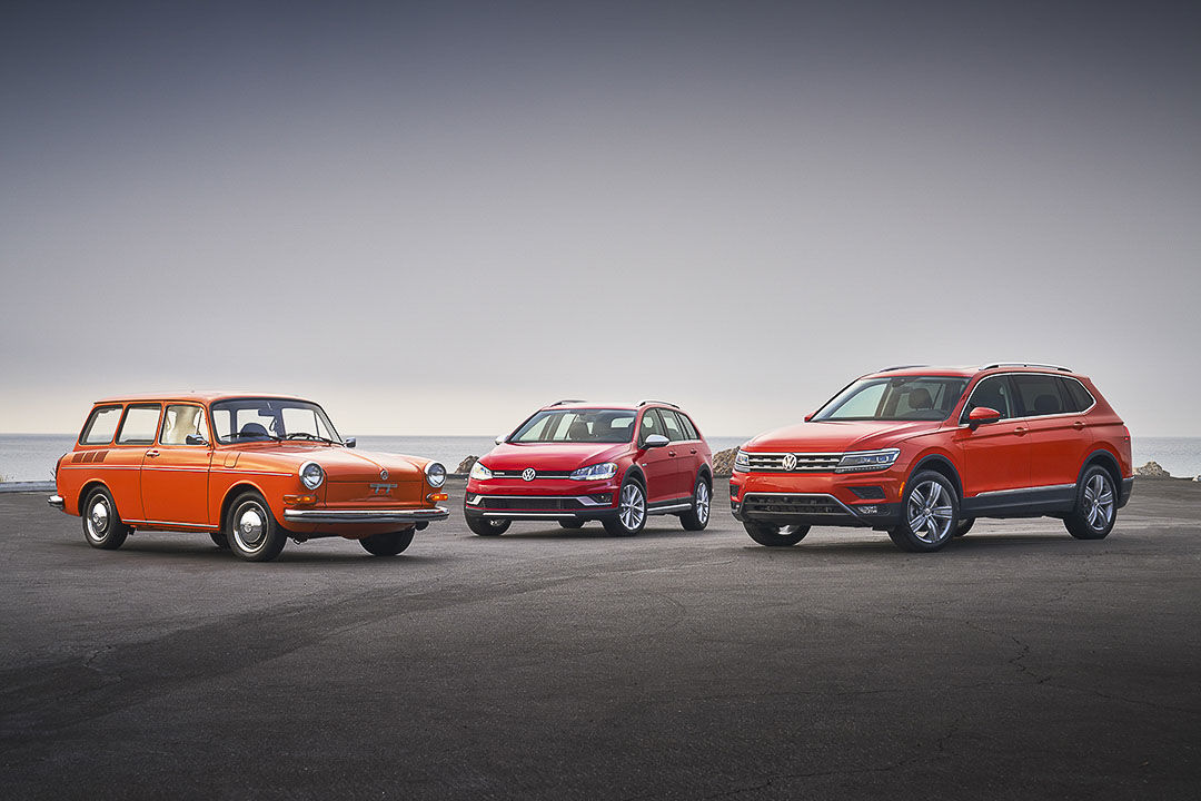vue de la Volkswagen Squareback 1973, la VW Golf Alltrack 2019 et le VW Tiguan 2019