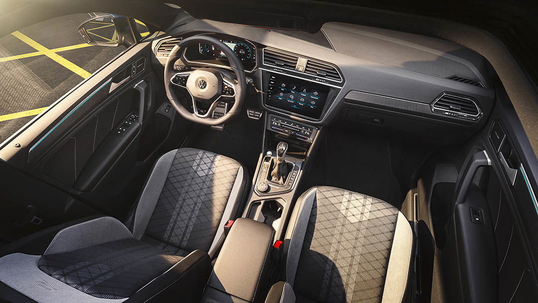 vue en contre-plongée de l'habitacle du Volkswagen Tiguan 2021 avec le volant et l'écran tactile