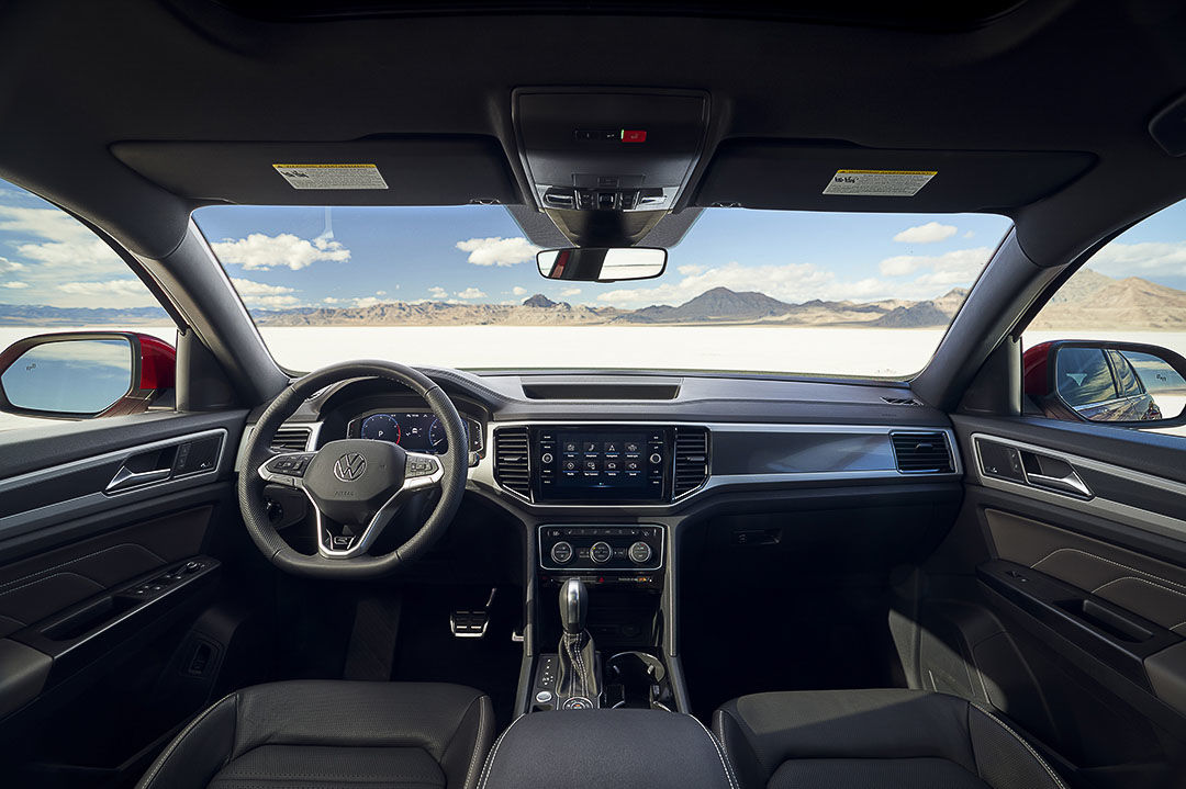 vue à l'intérieure du Volkswagen Atlas Cross Sport 2021 avec son volant et l'écran tactile