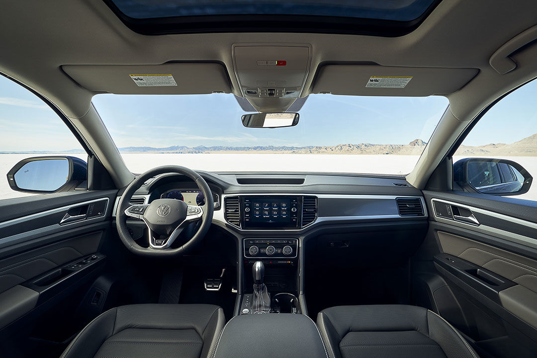 vue du volant, de l'écran tactile et de la planche de bord à l'intérieur du Volkswagen Atlas 2021