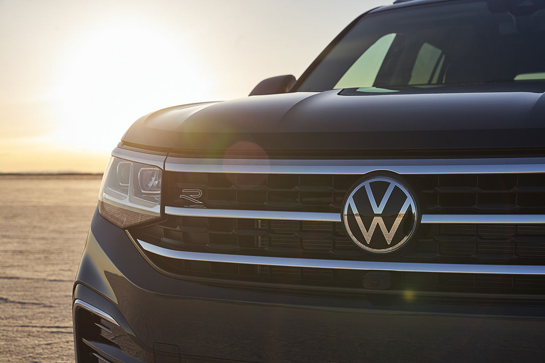 vue rapprochée avant du phare et du logo 'VW' du Volkswagen Atlas 2021