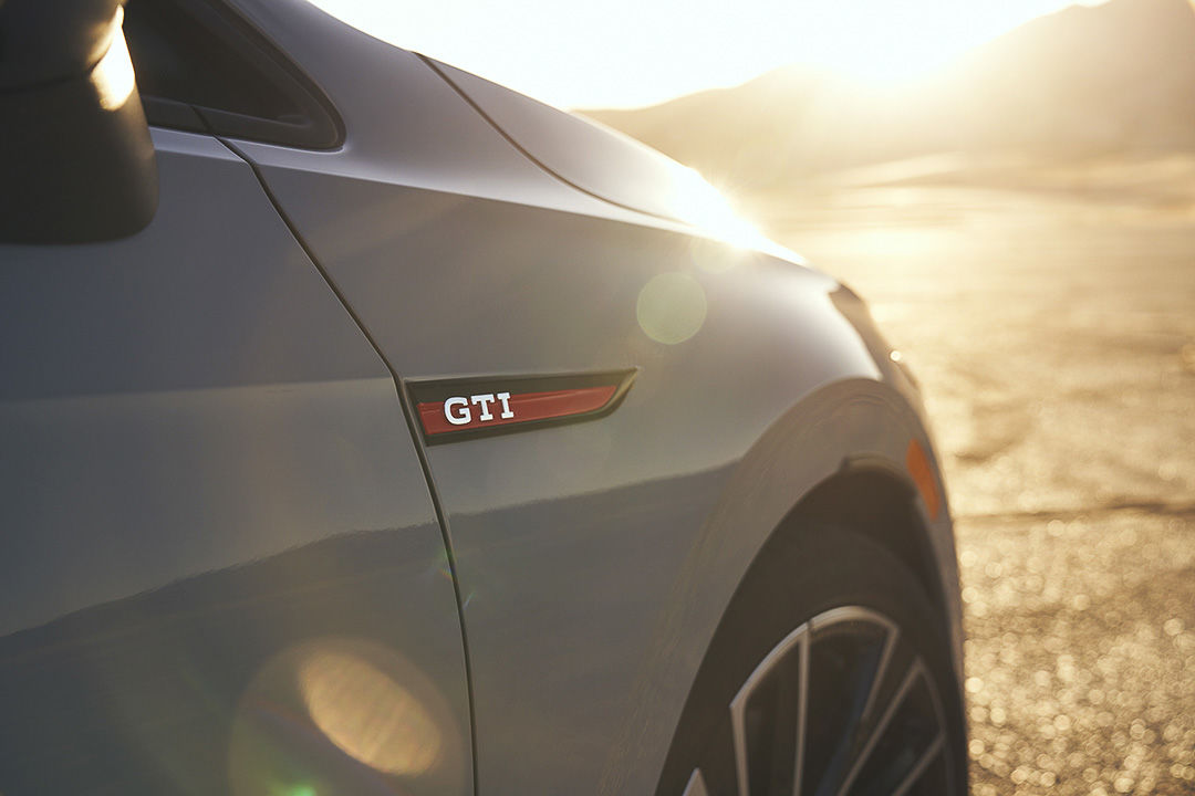 vue rapprochée de l'écusson 'GTI' de la Volkswagen Golf GTI 2022