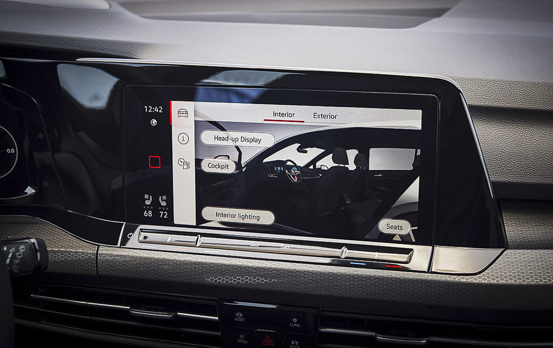 vue rapprochée de l'écran tactile à bord de la Volkswagen Golf GTI 2022
