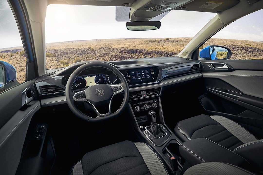 vue du volant, de l'écran tactile et de la console centrale à bord du Volkswagen Taos 2022