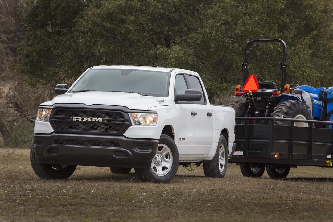 Vue d'avant d'un Ram 1500 Trademan Blanc avec ses capacités de remorquage