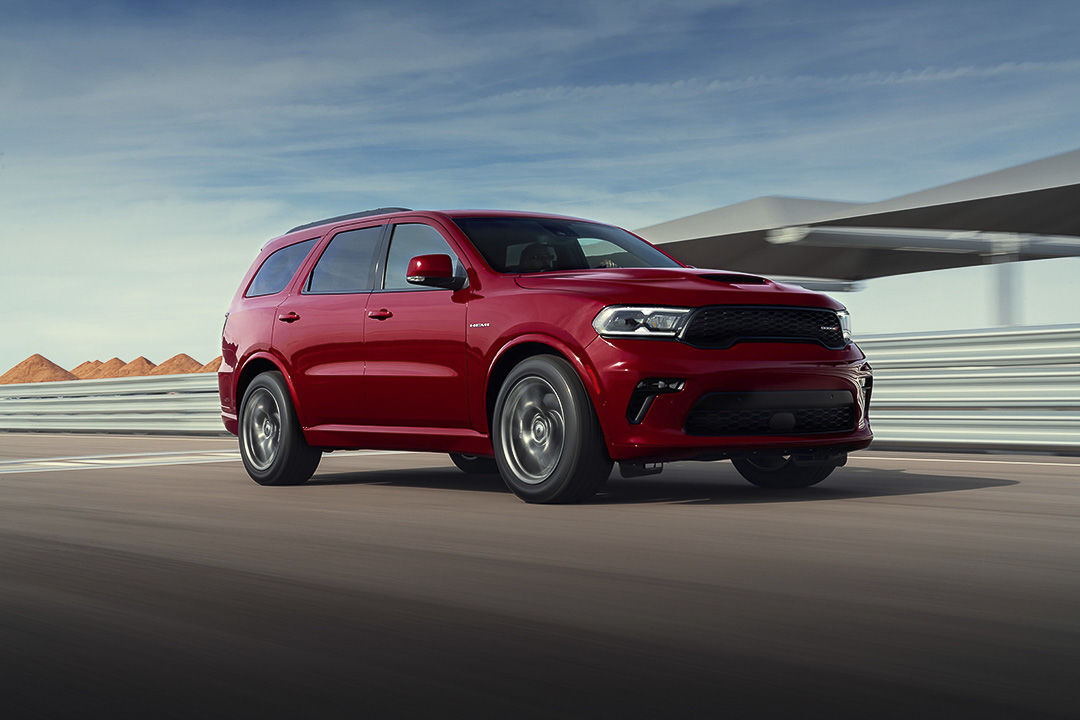 Vue latérale du Dodge Durango 2022 rouge sur route