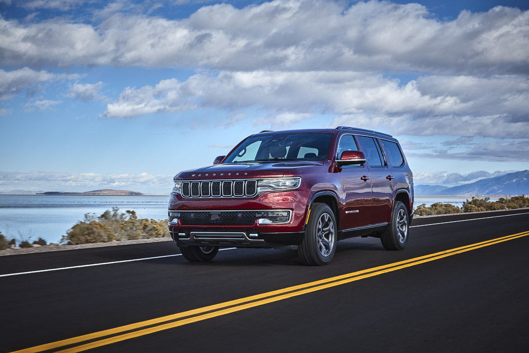 Vue de l'avant du Jeep Wagoneer Rouge sur route 2022