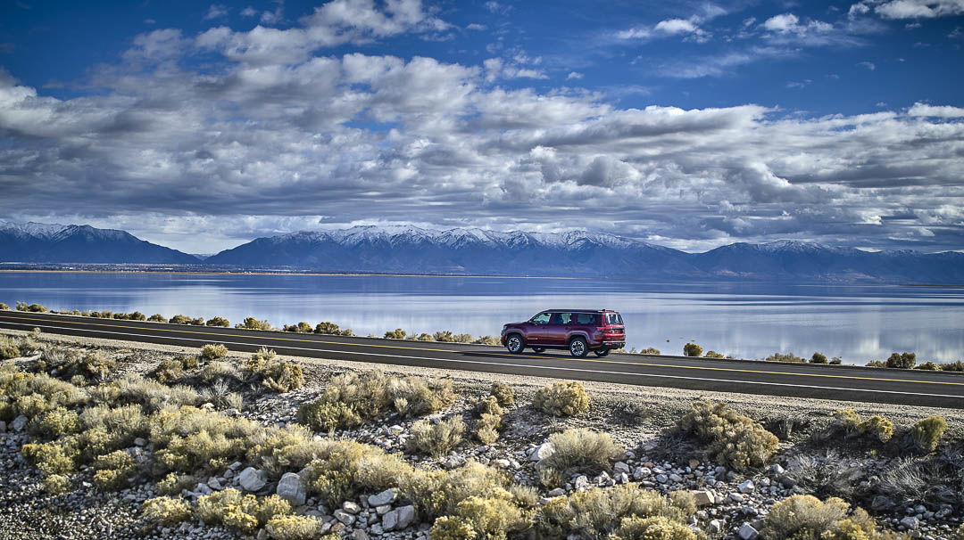 Vue latéral du Jeep wagoneer rouge 2022 sur route