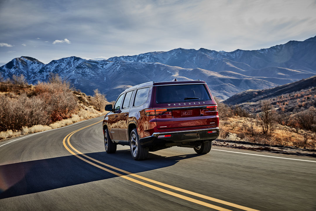 Vue de l'arrière du Jeep wagoneer 2022 blanc