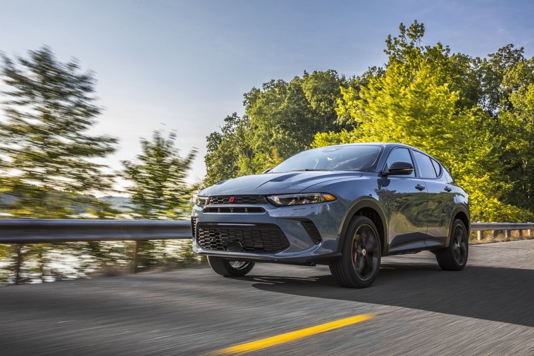 vue latérale avant d'un Dodge Hornet 2023 sur une route de campagne