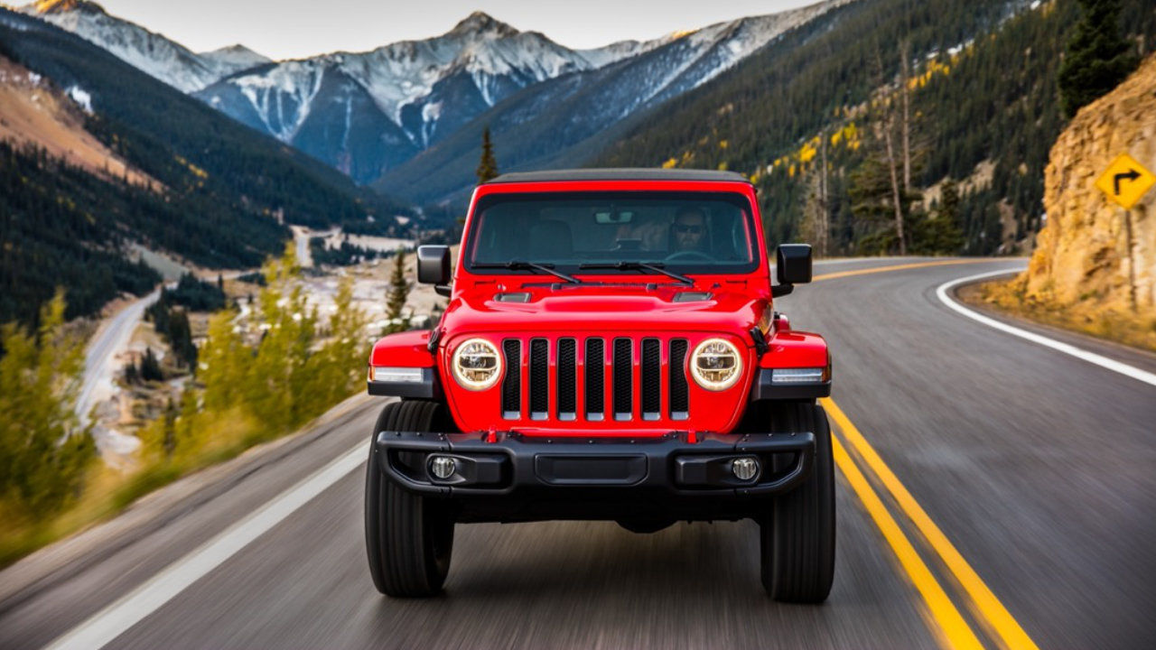 vue frontale d'un Jeep Wrangler 2023 sur une route de montagne