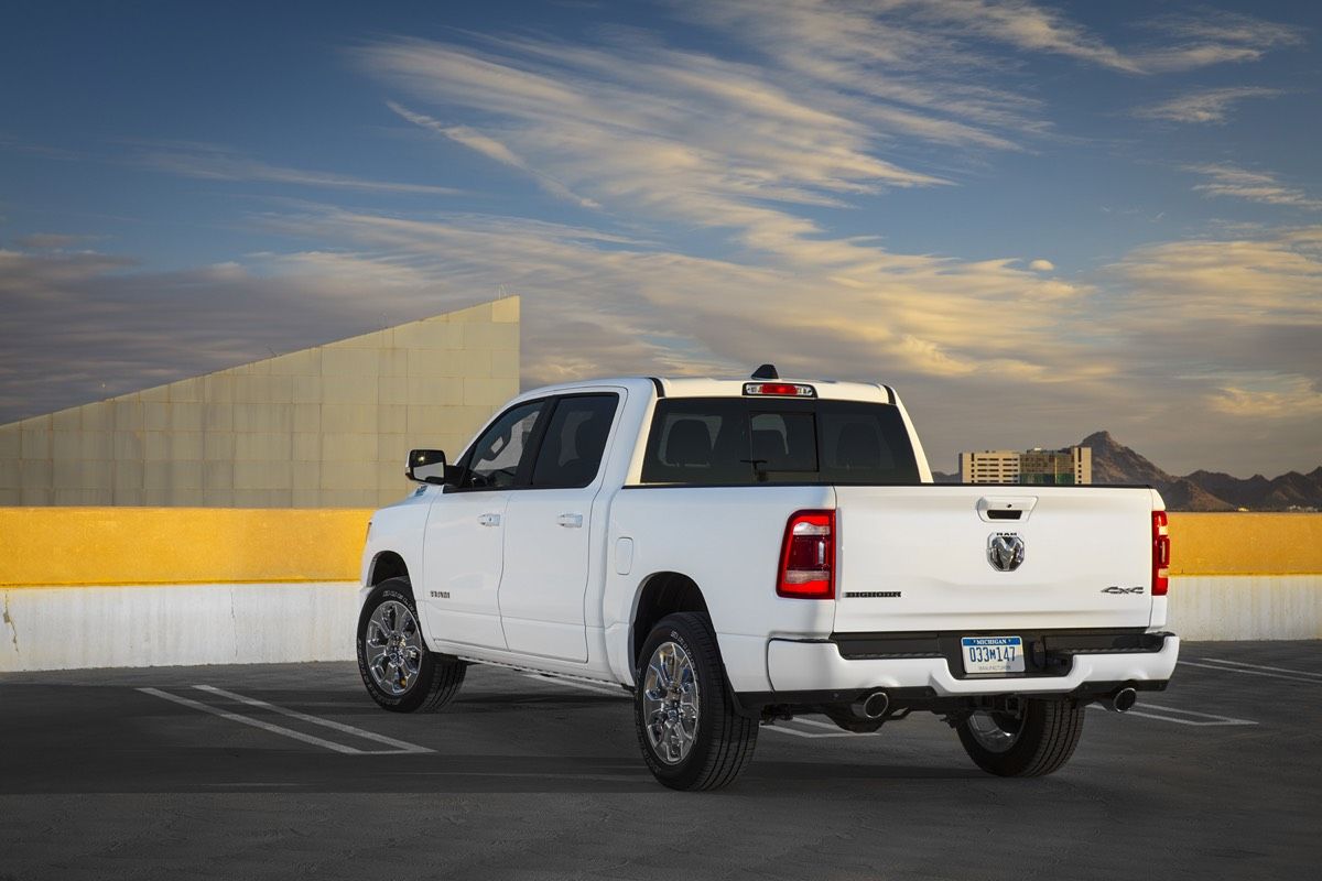 vue latérale arrière d'un camion RAM 1500 2023 sur un toit de bâtiment