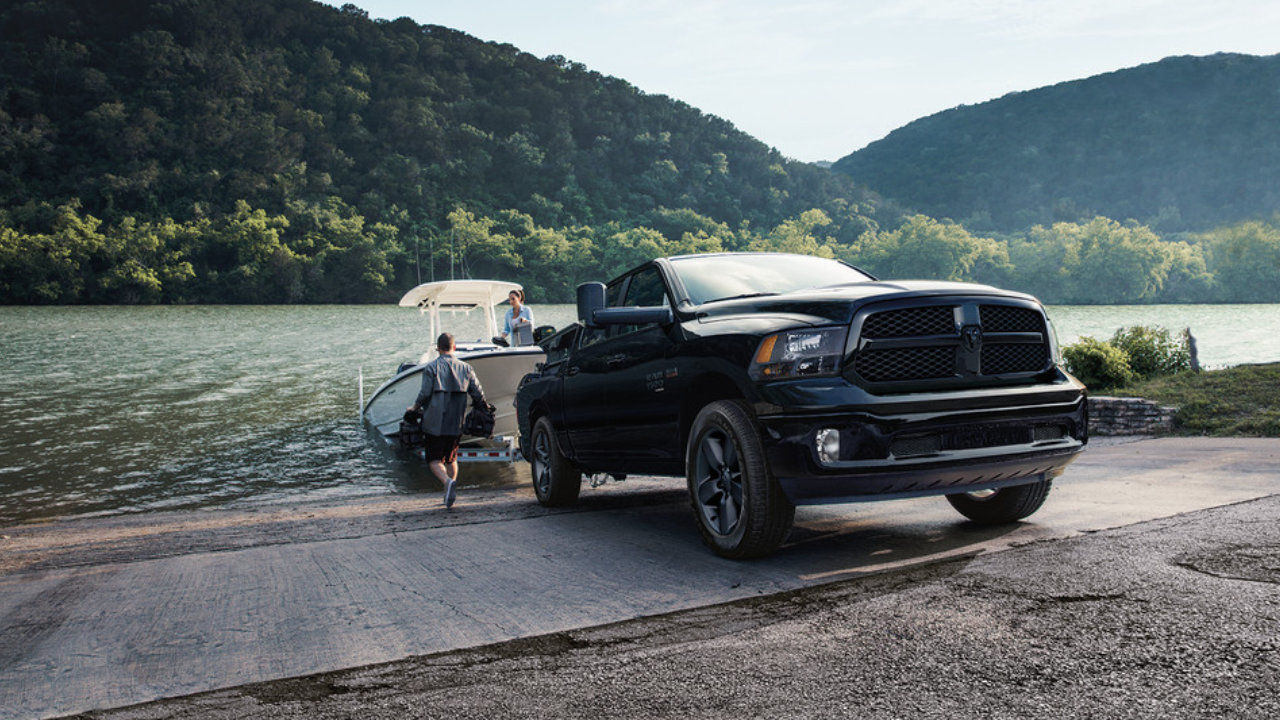 vue latérale avant d'un camion RAM Classic 2023 amenant un bateau à l'eau sur une remorque