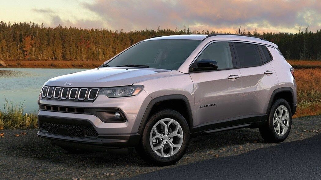 Vue 3/4 avant du Jeep Compass 2025 à l'extérieur.