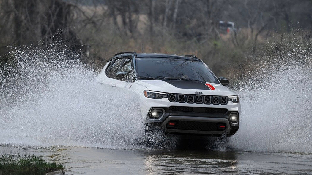 Le Jeep Compass 2025 roulant dans un étang.