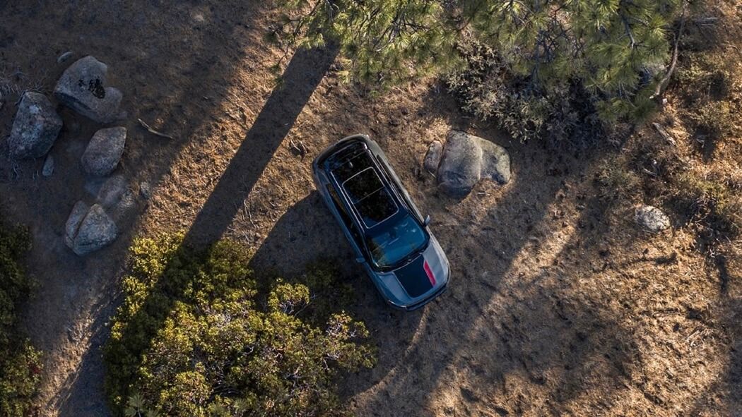 Vue aérienne du Jeep Compass 2025 en nature.