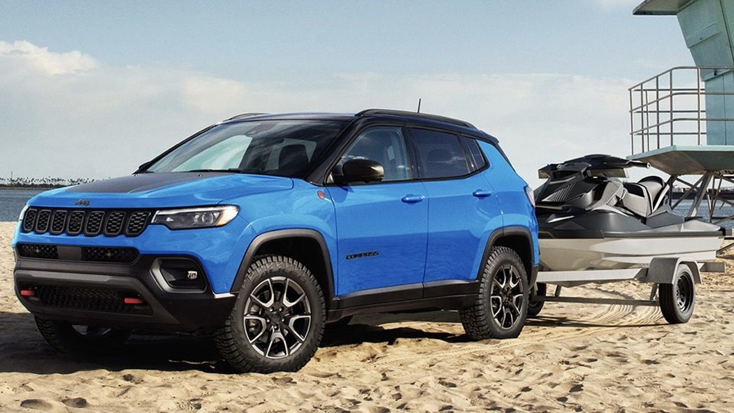 Vue 3/4 avant du Jeep Compass 2025 avec un jet ski sur sa remorque.