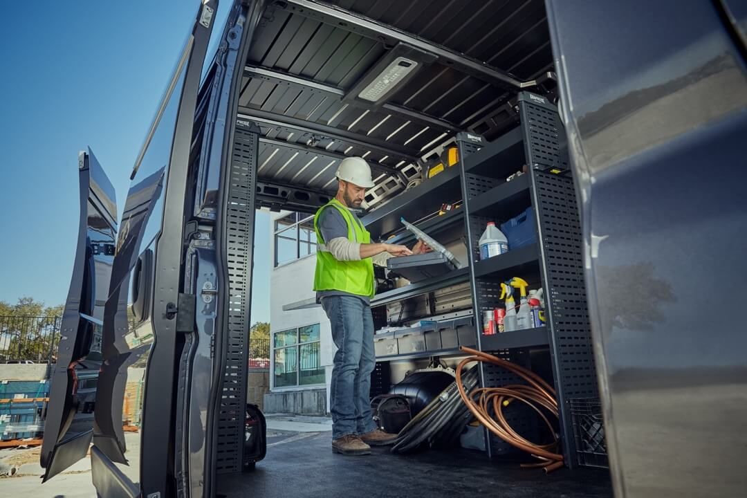 Travailleur à l'intérieur du RAM ProMaster cargo van.