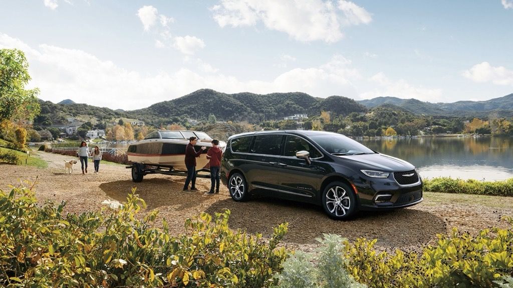 La Chrysler Pacifica 2025 supportant un bateau d'environ 3500 lb.