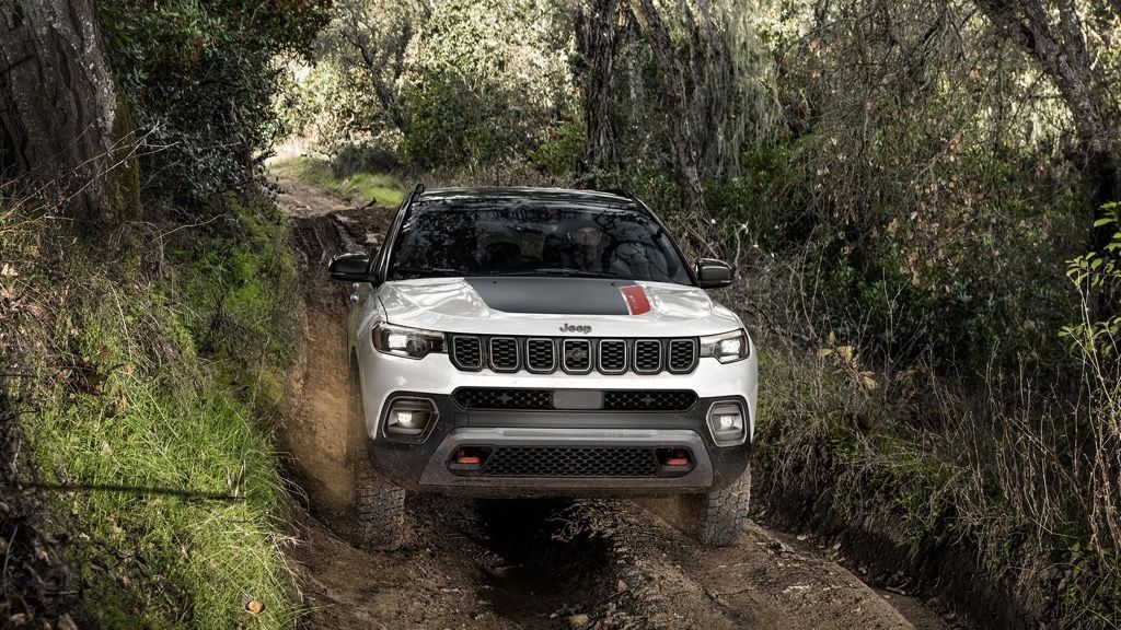 Le VUS Jeep Compass 2025 affrontant les sentiers battus.