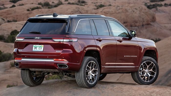 Vue 3/4 arrière du Jeep Grand Cherokee 2024 garé sur une butte.