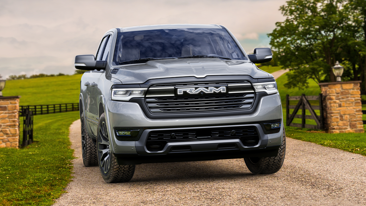 Vue 3/4 avant et latérale du Ramcharger en arrêt devant une grille d'une maison