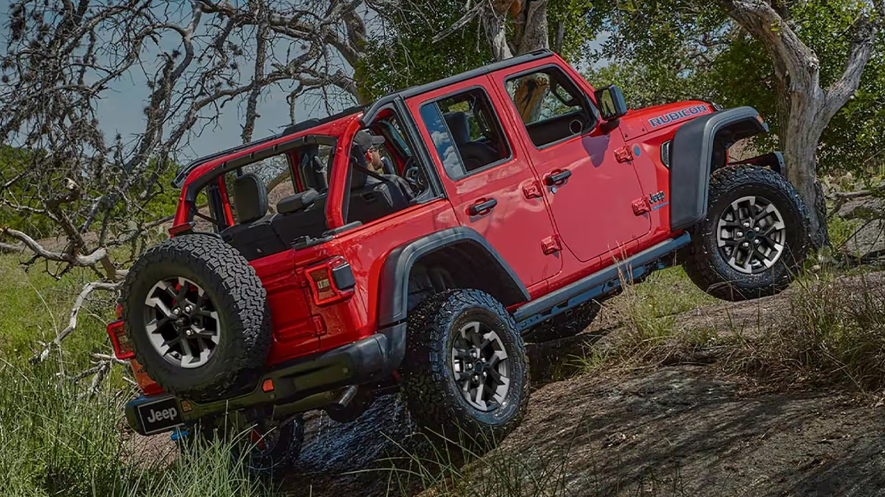 Vue arrière du Jeep Gladiator, montant un rocher escarpé