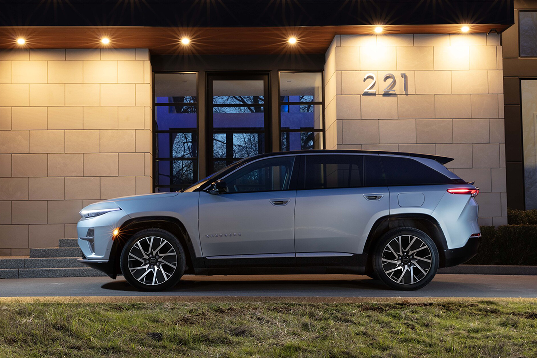 Vue latérale du Jeep Wagoneer S électrique 2025 en arrêt à une maison luxueuse