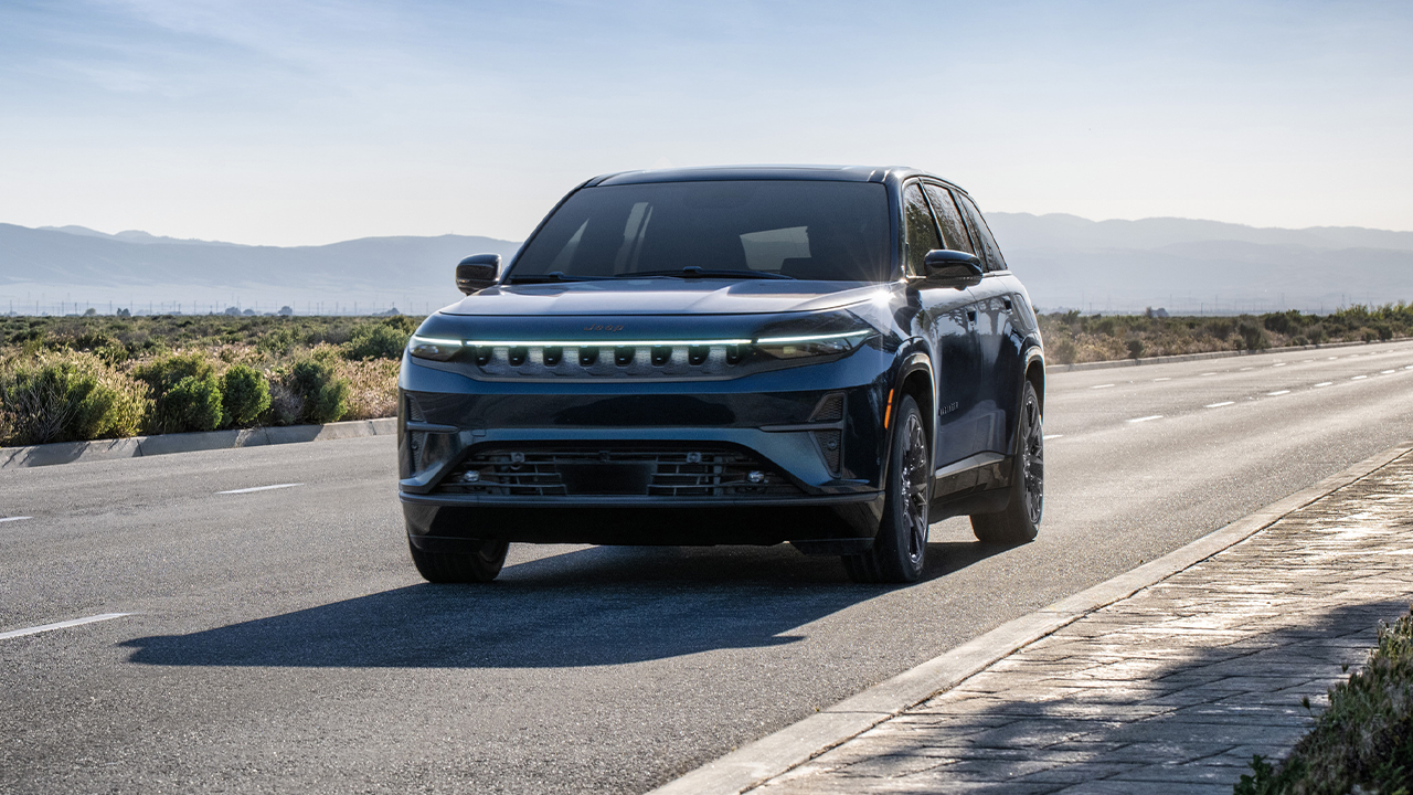 Vue 3/4 avant et latérale du Jeep Wagoneer S électrique 2025 en arrêt en bord de route