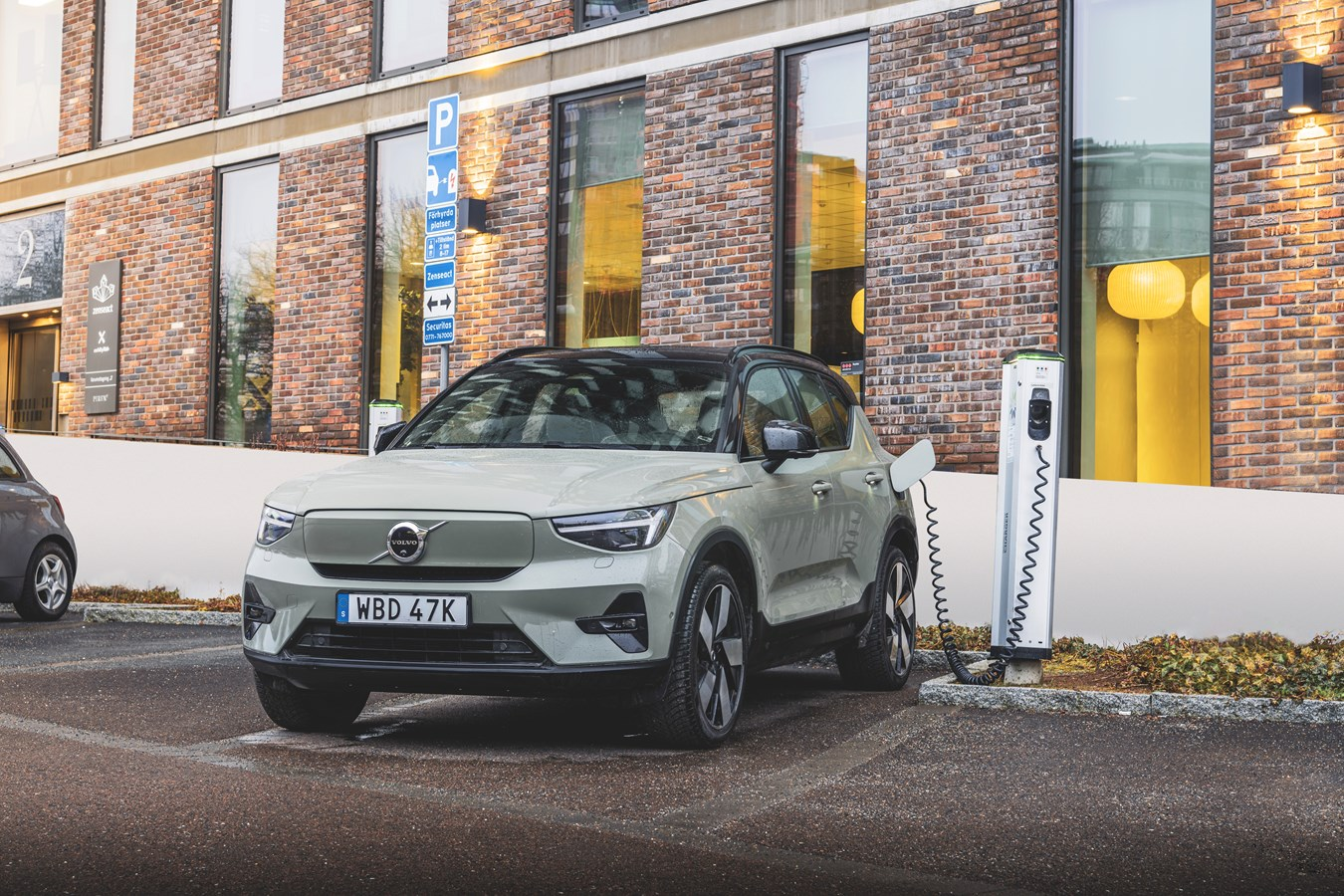 Volvo XC40 Recharge 2024, VUS électrique Volvo, VUS sous-compact de luxe, véhicule électrique, virage vert, électrification des véhicules, innovation Volvo, Volvo Canada, capacité de remorquage VUS électrique, spécifications Volvo XC40, autonomie XC40 Recharge, batterie XC40 Recharge, VUS de luxe, concessionnaire Volvo Laval, Volvo près de Montréal, Volvo près de Sainte-Thérèse, subventions gouvernementales voitures électriques, prix XC40 Recharge, moteur électrique Volvo, conduite à une pédale, avis intérieur Volvo, avis Mathieu St-Pierre, capacité de chargement XC40, espace coffre Volvo XC40, offres voitures électriques, financement Volvo XC40, avis Volvo, VUS de luxe électrique.