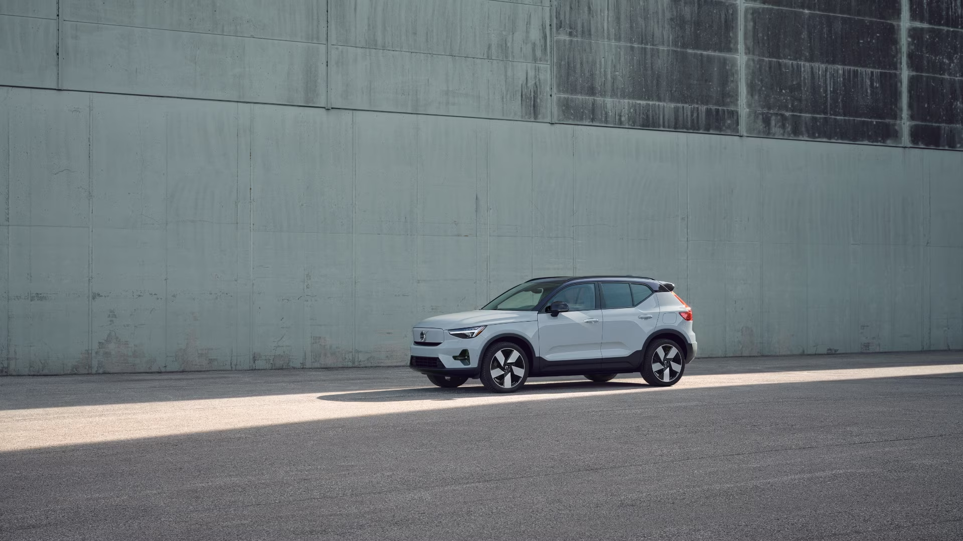 Volvo XC40 Recharge white. Electric SUV. Elegant design. Eco-friendly performance. Fast charging. Electric range. Spacious interior. Advanced technology. Safety system. Silent driving. Instant acceleration. Premium comfort. Modern connectivity. Innovative infotainment. Durable materials. Leather seats. Panoramic sunroof. LED lighting. Voice control. Intuitive user interface. Extended range. Smooth driving experience. Off-road capabilities. Scandinavian style. High-end finishes. Energy efficiency. Included charging station. Navigation system. Family-friendly. Environmentally friendly.