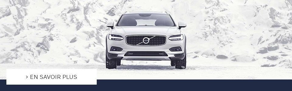 Volvo dans la neige, Volvo prête pour l'hiver, vue avant Volvo, voiture de luxe neige, paysage hivernal Volvo, sécurité Volvo, conduite hivernale Volvo, préparation voiture hiver, véhicule fiable hiver, guide Volvo Laval, voiture équipée hiver, fond enneigé, Volvo traction intégrale, accessoires hiver Volvo, conduite hiver Québec.