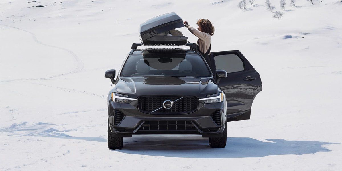 Volvo dans la neige, coffre de toit Volvo, rangement voiture hiver, véhicule road trip hiver.