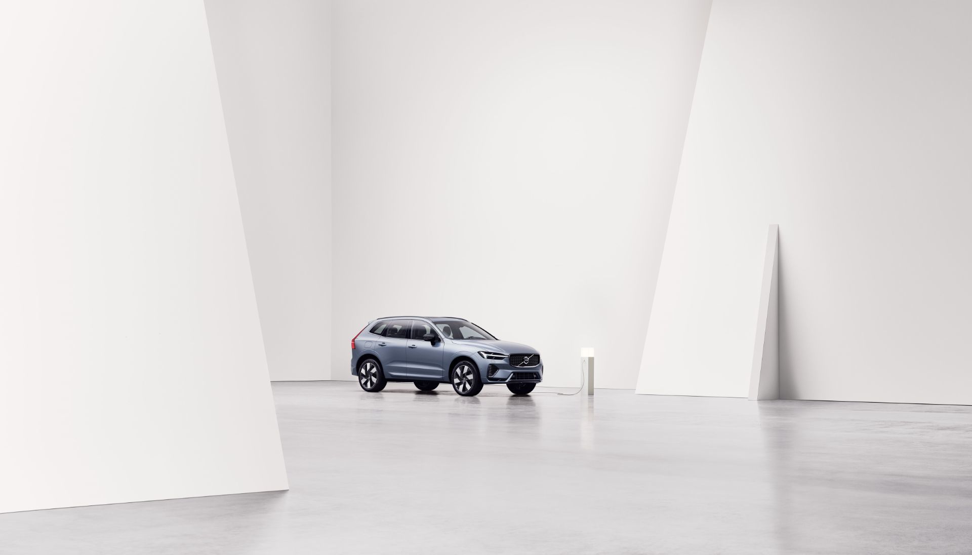 electric hybrid, Volvo XC60, modern gallery, minimalistic design, hybrid charging, véhicule hybride électrique, Volvo XC60, galerie moderne, design minimaliste, recharge hybride,