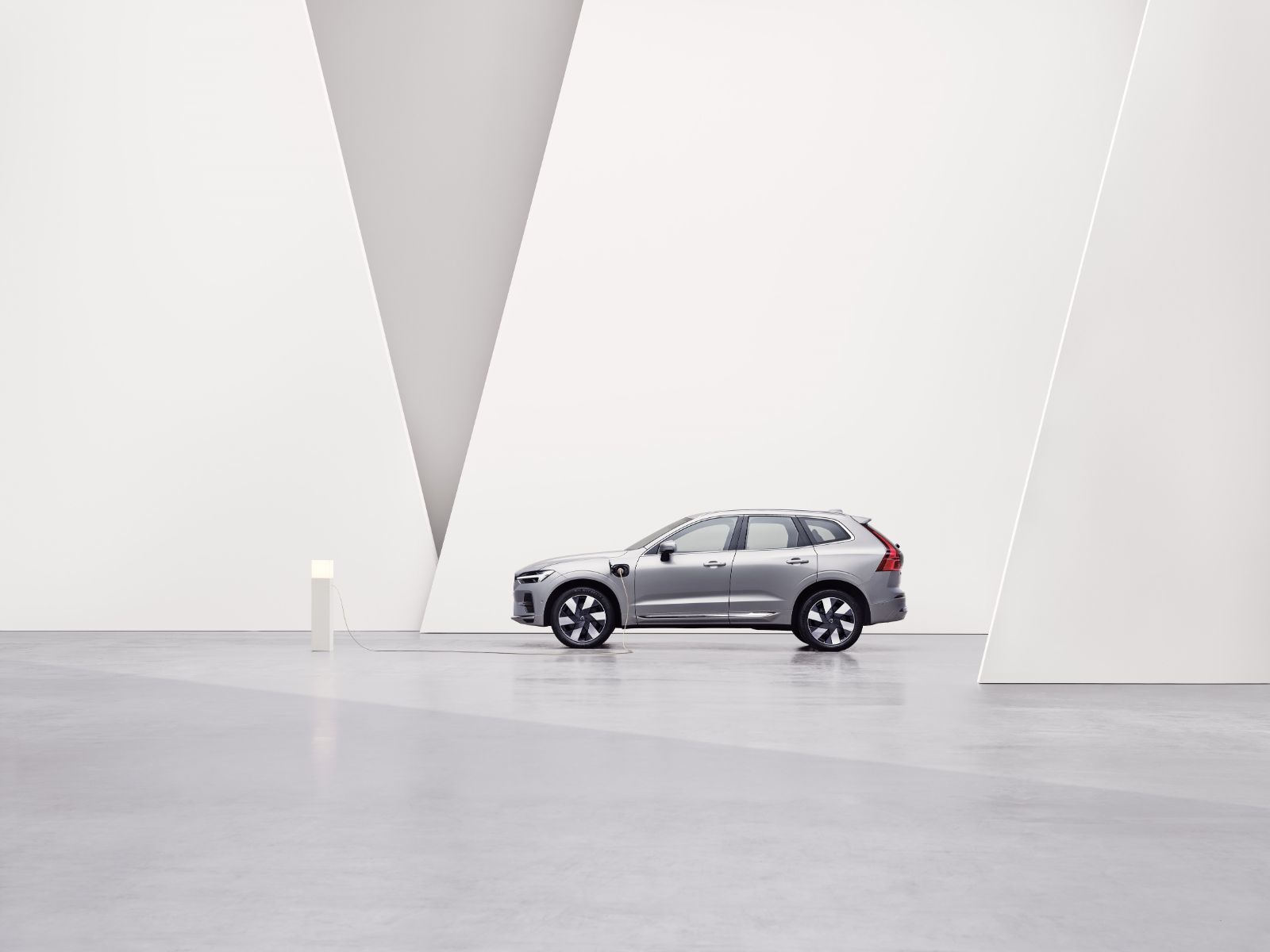 side view, Volvo XC60 Recharge, minimalist space, clean design, electric car, vue latérale, Volvo XC60 Recharge, espace minimaliste, design épuré, voiture électrique,