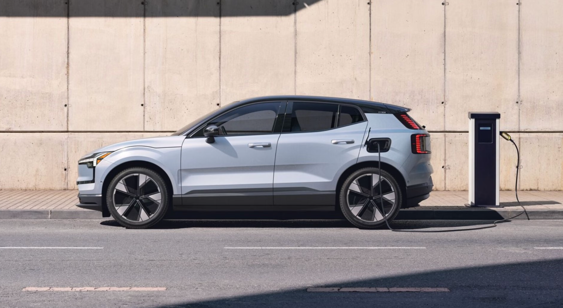 Image qui montre le Volvo EX30 2026 en train de charger.