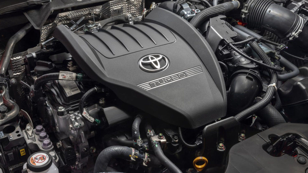vue du moteur d'une Toyota Crown 2023