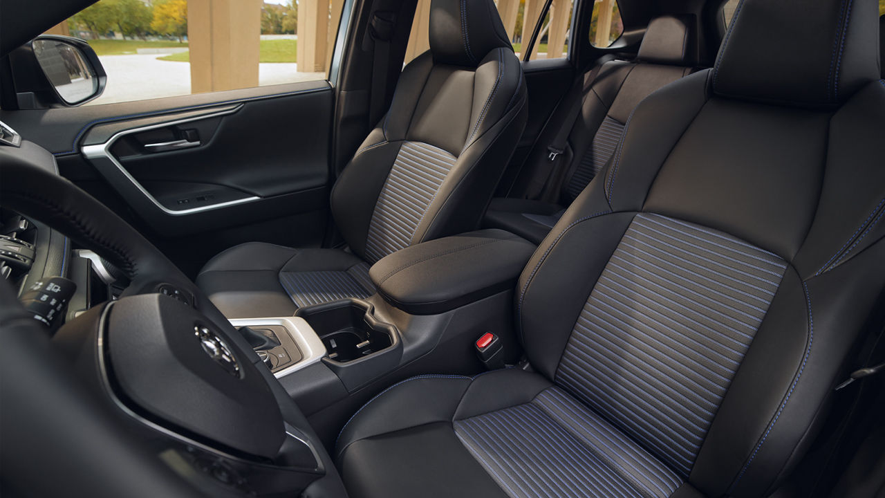 Interior view of the Toyota RAV4 2024 and its comfortable seats