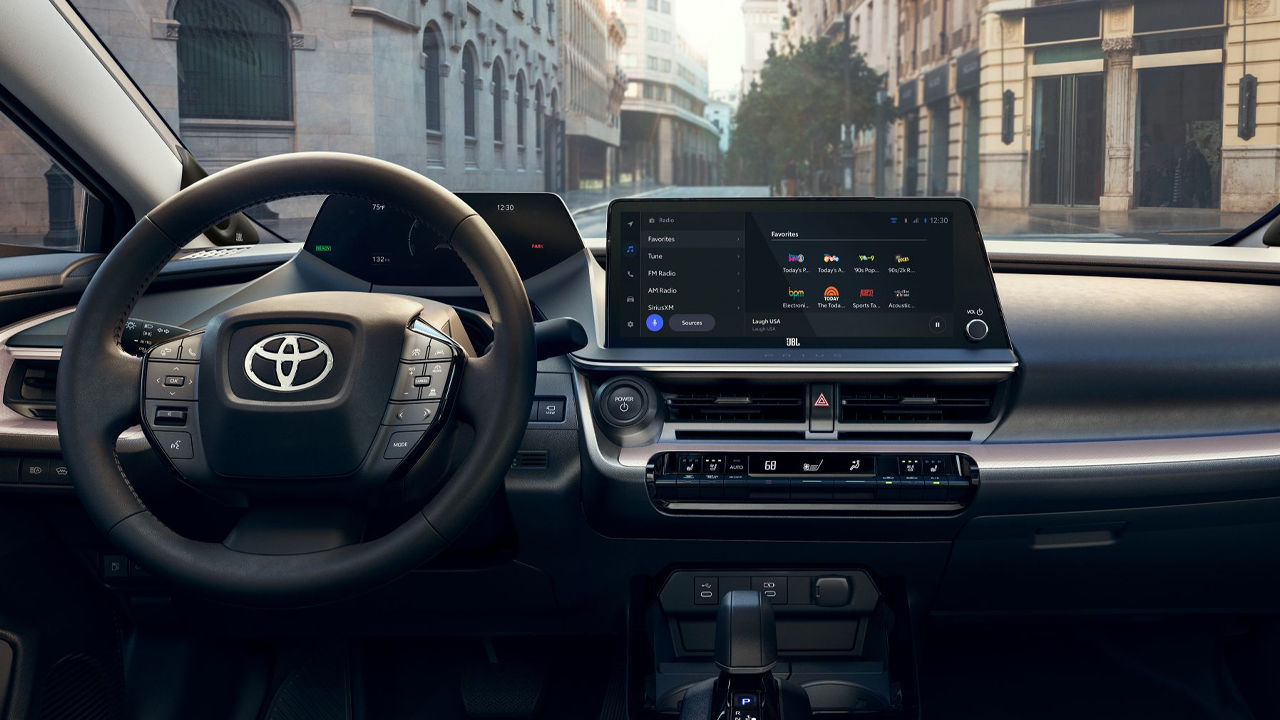 Vue intérieur de la Toyota Prius 2024 et de son tableau de bord