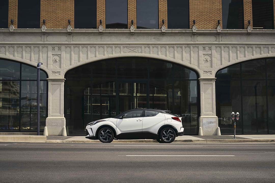 vue latérale du Toyota C-HR 2021 stationné sur une rue