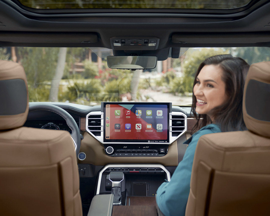 vue de l'écran tactile et de la console centrale à bord du Toyota Tundra 2022