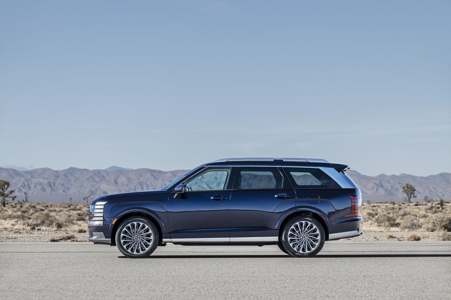 2026 Hyundai Palisade - side profile view of a dark blue 2026 Hyundai Palisade Calligraphy parked in the desert - Woodstock Hyundai - Hyundai car dealership in Woodstock, ON