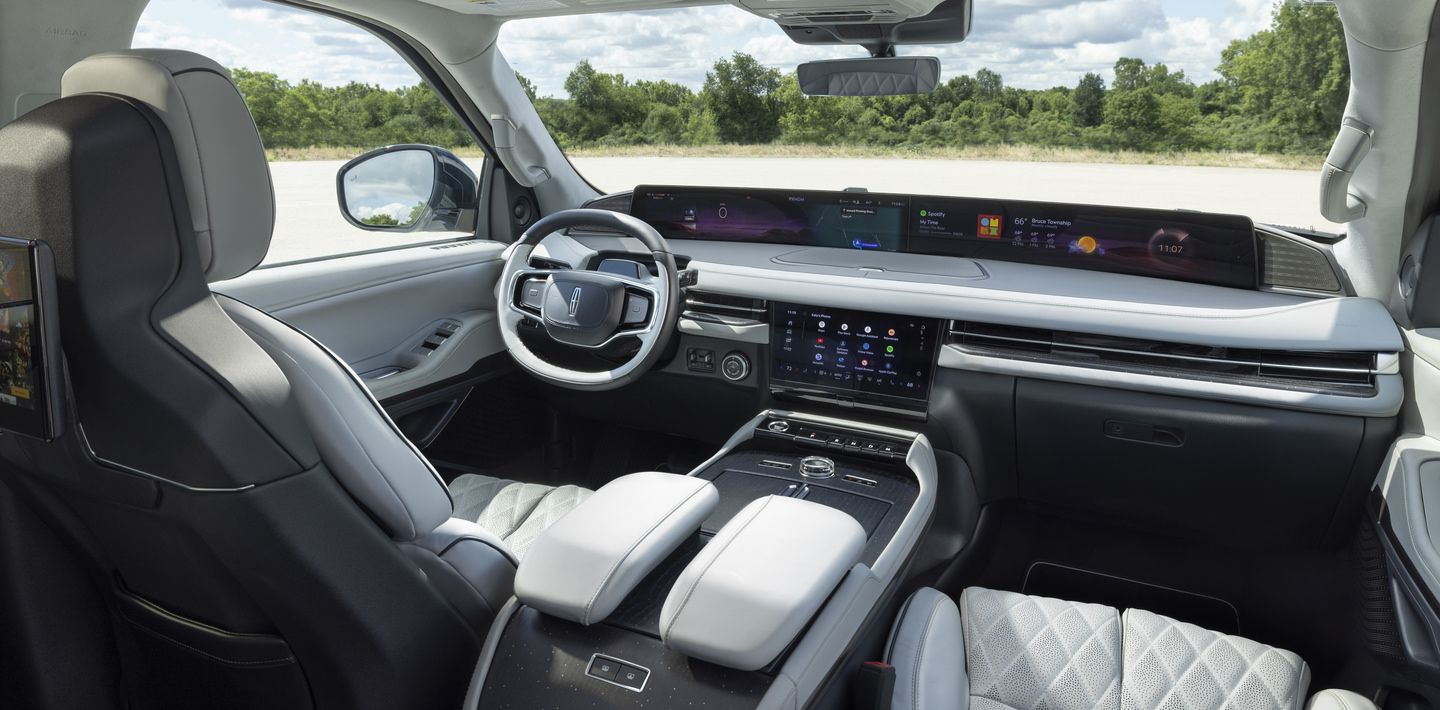 2025 Lincoln Navigator - interior view of the 2025 Lincoln Navigator's cockpit and panoramic dashboard screen - Mayfield Lincoln - Lincoln car dealership in Brampton, Ontario
