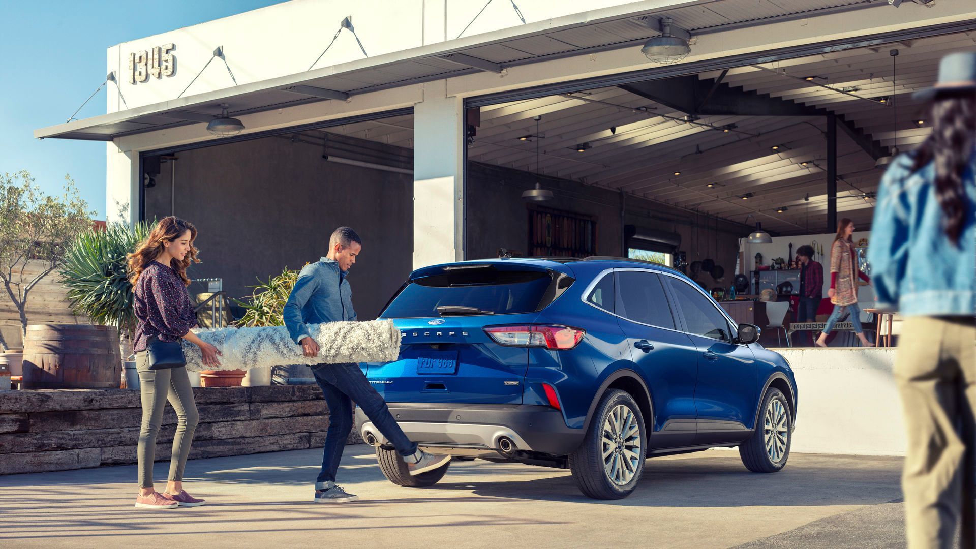 Ford Escape Hybrid - Rear view of a blue Ford Escape hybrid demonstrating the hands-free liftgate feature - Bayfield Ford - Ford car dealership in Barrie, ON