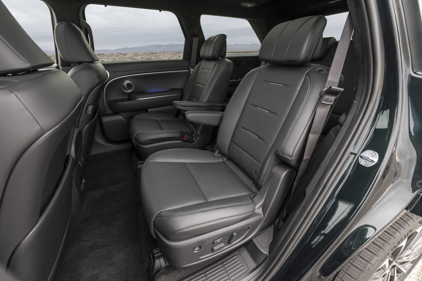 2026 Hyundai Palisade - Interior view of the black leather second-row captain's chairs in the 2026 Hyundai Palisade - Cooksville Hyundai - New car dealership in Mississauga, Ontario