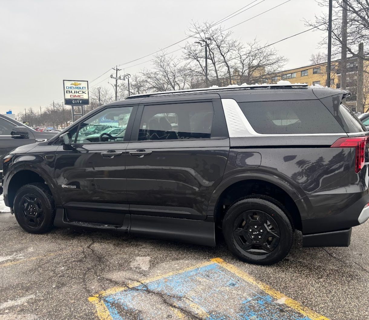 2026 Kia Carnival - side profile view of a dark grey 2026 Kia Carnival featuring a lowered floor for mobility access - Courtland Mobility - Accessible vehicle dealership in Burlington, Ontario